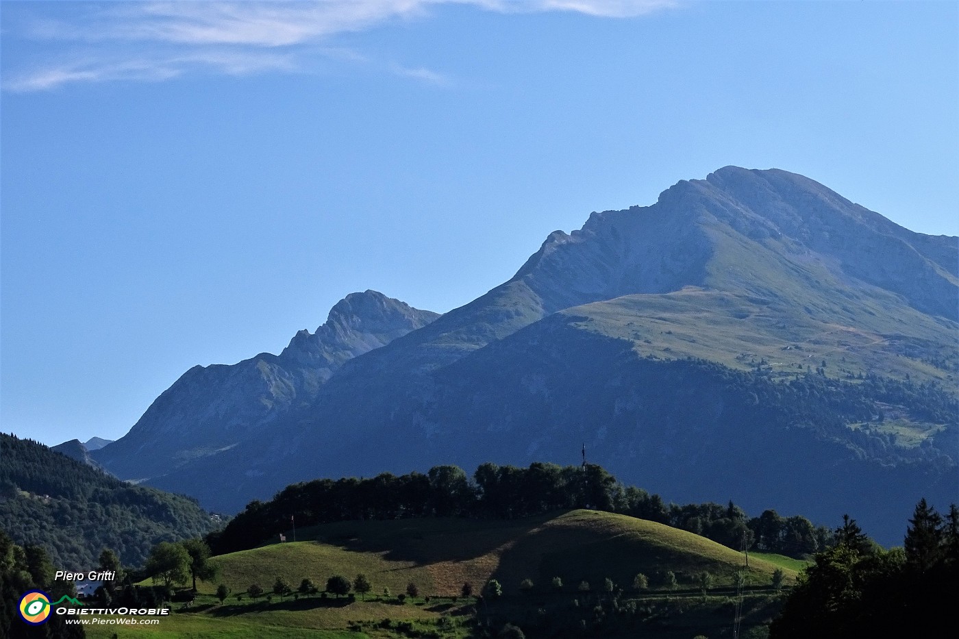 09 Arera e Corna Piana, qui si sviluppa il Sentiero dei fiori.JPG